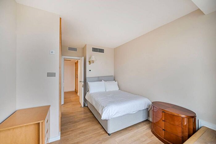 3 Bedroom Flat To Rent In Grosvenor Road, Westminster, London, SW1V