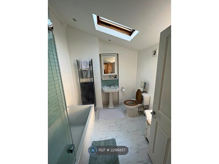 2 Bedroom Flat To Rent In Brixton, London, SW2