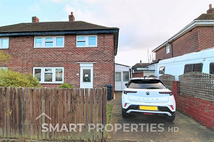 3 Bedroom Semi Detached House To Rent In Thorp Pyn Croft, Huddersfield, HD5