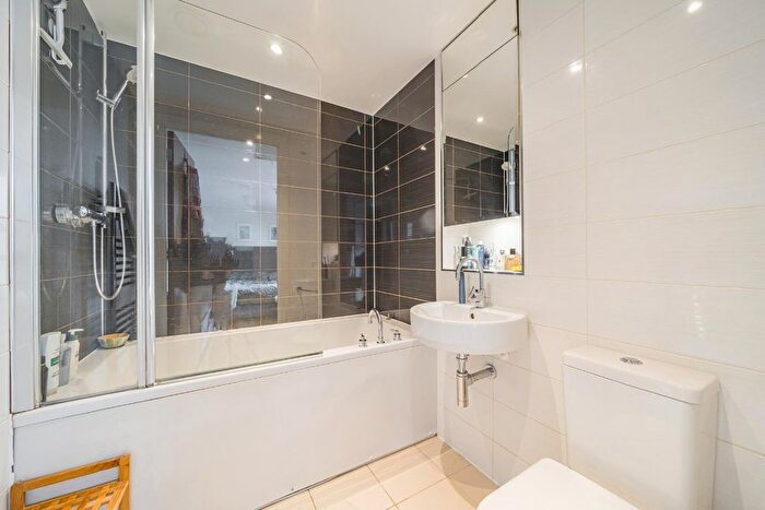 1 Bedroom Flat For Sale In Lamb's Passage, Barbican, London, EC1Y