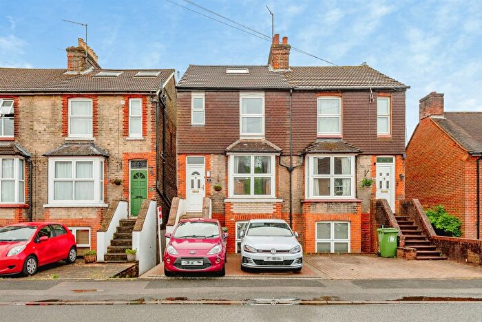 4 Bedroom Semi-Detached House For Sale In Earlsbrook Road, Redhill, RH1