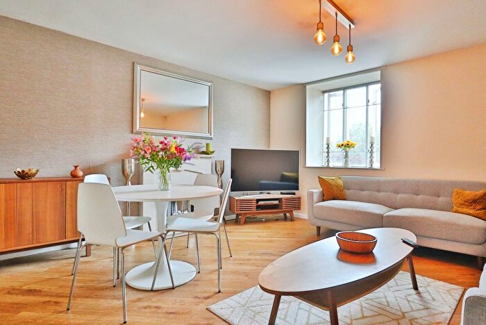 2 Bedroom Flat For Sale In Buslingthorpe Lane, Leeds, West Yorkshire, LS7