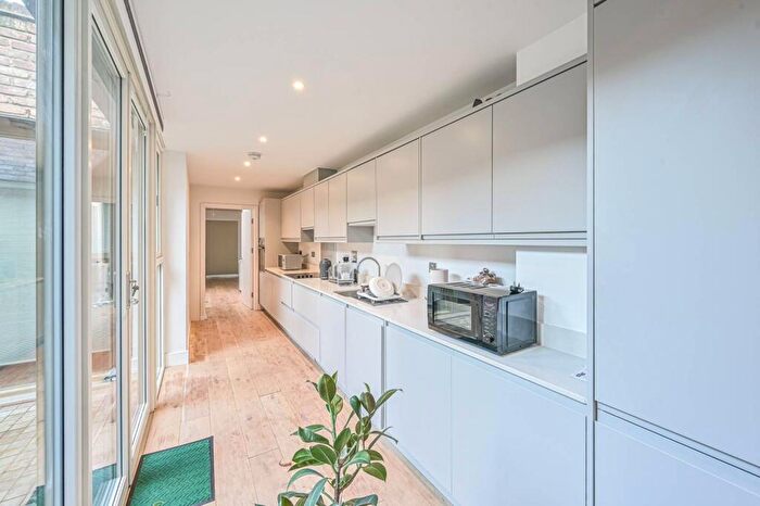 2 Bedroom Flat For Sale In Edgewood Mews, Finchley Central, London, N3