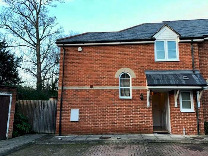 3 Bedroom End Of Terrace House To Rent In Bucknell Court, Reading, RG1