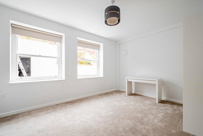 2 Bedroom Apartment To Rent In Compayne Gardens, London, NW6