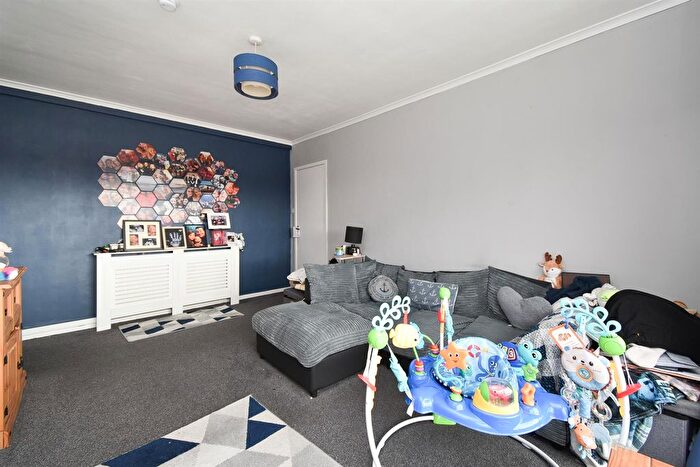 2 Bedroom Flat For Sale In Old London Road, Hastings, TN35