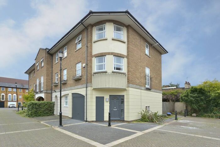 3 Bedroom Mews To Rent In Warburton Close, London, N1