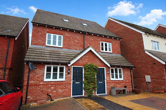 3 Bedroom Semi Detached House For Sale In Oaks Close, Tonbridge, TN10
