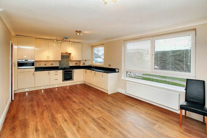 2 Bedroom Flat To Rent In Hersham Road, Walton-On-Thames, Surrey, KT12
