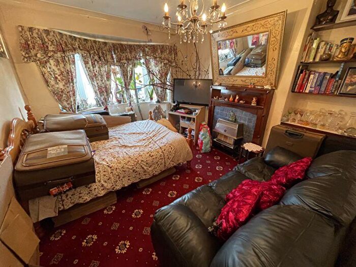 3 Bedroom Flat For Sale In Heaton Road, Heaton, Newcastle Upon Tyne, NE6