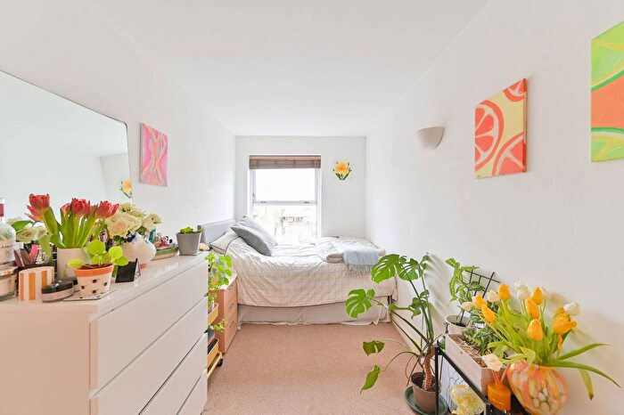 2 Bedroom Flat To Rent In Barrington Court, Stockwell, London, SW4