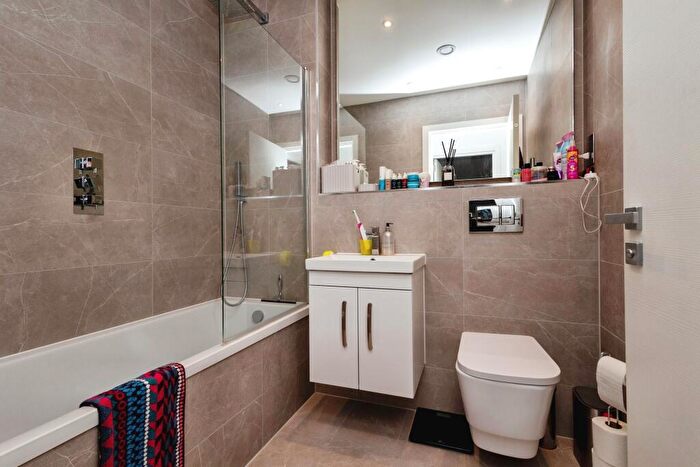 1 Bedroom Flat For Sale In Ladymead, Guildford, Surrey, GU1