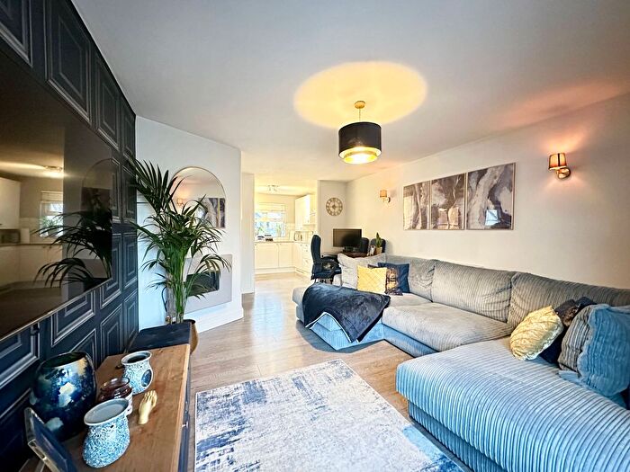 1 Bedroom Flat For Sale In Crouch Street, Noak Bridge, SS15