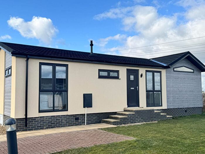 2 Bedroom Park Home For Sale In Shefford, Bedfordshire, SG17