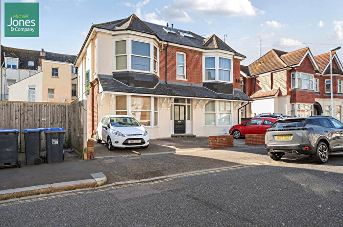 Flat To Rent In Queens Road, Worthing, West Sussex, BN11