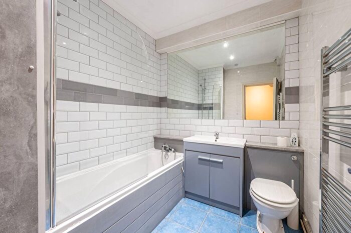 3 Bedroom Flat To Rent In Elsham Road, Holland Park, London, W14