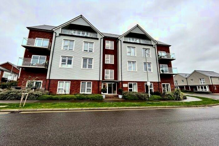2 Bedroom Flat To Rent In Herald Gardens, Tunbridge Wells, TN2