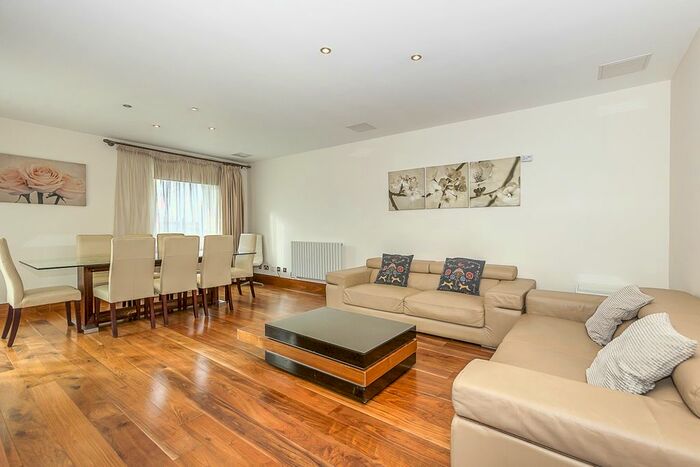 3 Bedroom Flat To Rent In Warren House, Beckford Close, London, W14