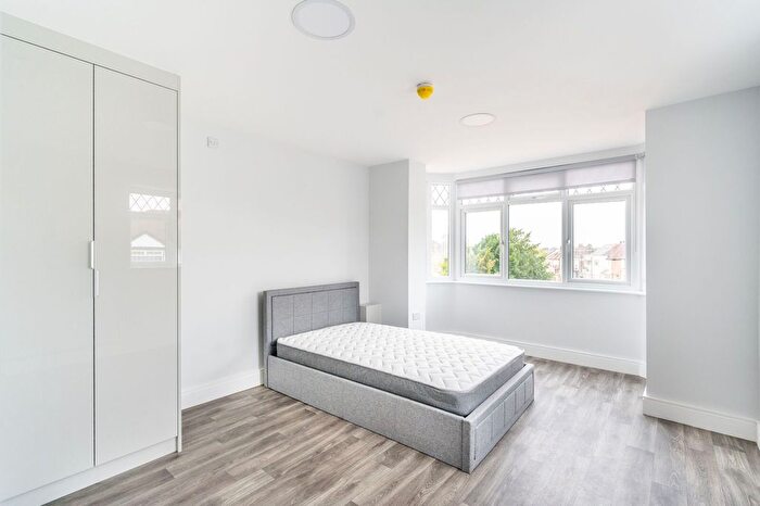 Maisonette To Rent In Downing Drive, Greenford, UB6