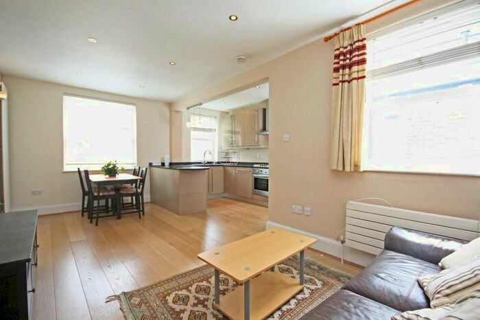 3 Bedroom Flat To Rent In Alexandra Road, London, SW19
