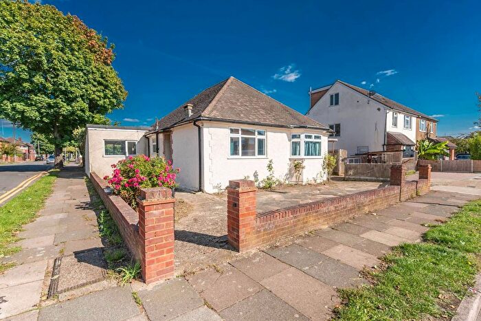 3 Bedroom Bungalow To Rent In Mahlon Avenue, South Ruislip, Ruislip, HA4