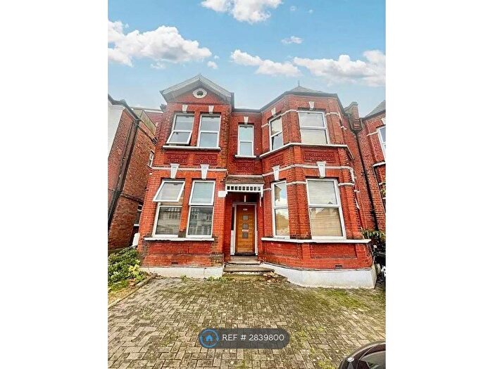 Studio To Rent In Station Road, London, NW4