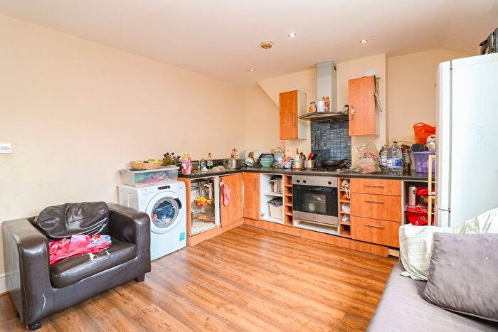 1 Bedroom Flat To Rent In Garratt Lane, London, SW18