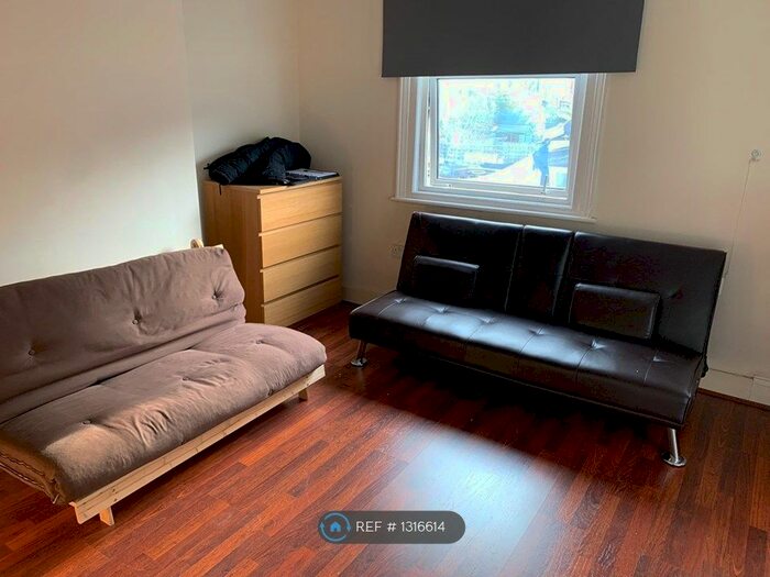 Studio To Rent In Seely Road, London SW17