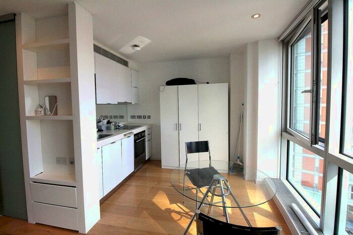 Studio To Rent In Ontario Tower, Docklands, E14