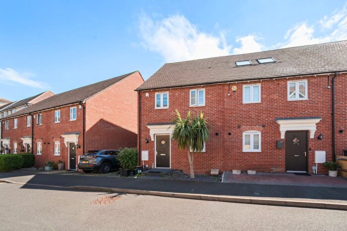 3 Bedroom End Of Terrace House For Sale In Waratah Drive, Chislehurst, BR7