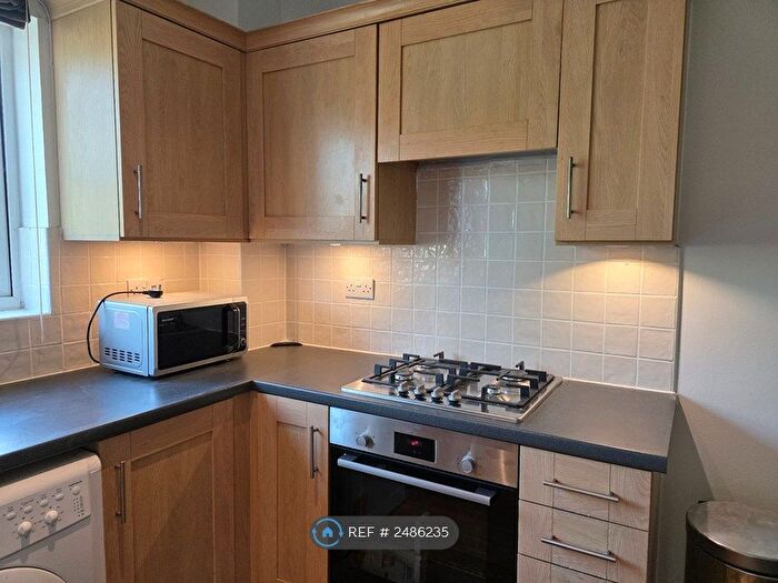 2 Bedroom Flat To Rent In Blakes Road, London, SE15