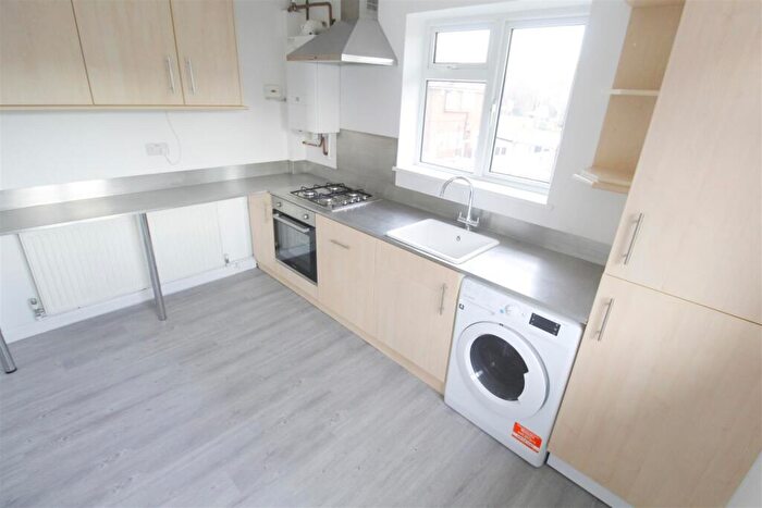 3 Bedroom Maisonette To Rent In Royston Avenue, Byfleet, West Byfleet, KT14