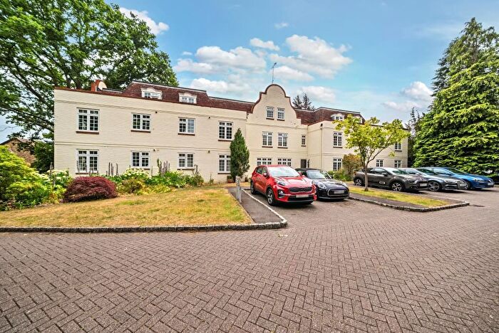 2 Bedroom Flat To Rent In Lightwater, Surrey, GU18