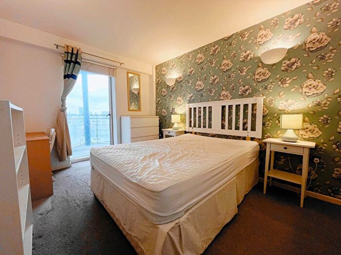 2 Bedroom Flat To Rent In Whitehall Waterfront, Riverside Way, Leeds, LS1