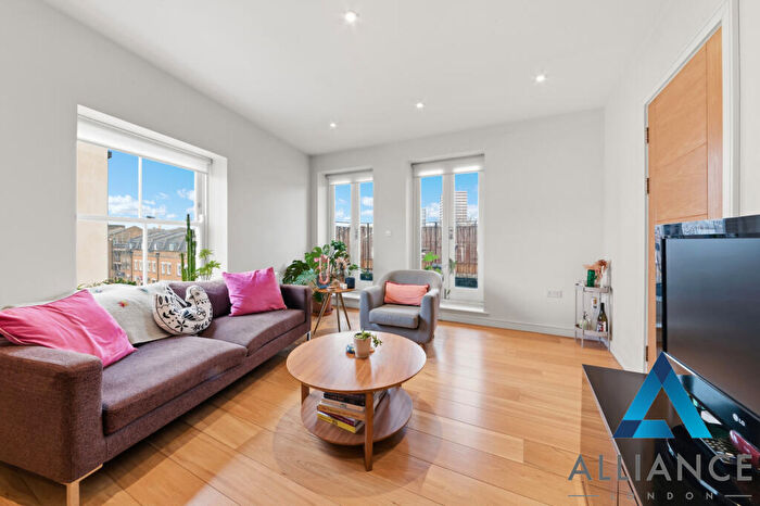 2 Bedroom Apartment To Rent In Rockland Apartments, Bow, E3