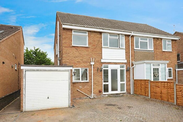3 Bedroom Semi-Detached House For Sale In Hillyard Road, Southam, CV47
