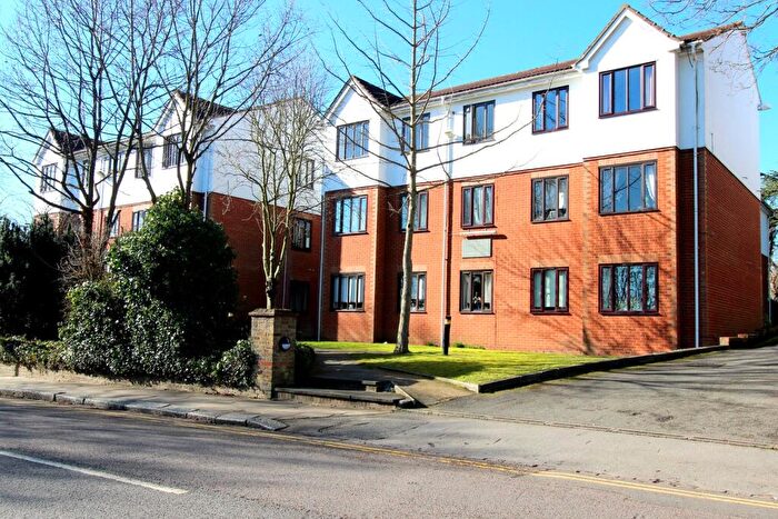 2 Bedroom Apartment For Sale In Lyonsdown Road, Barnet, EN5