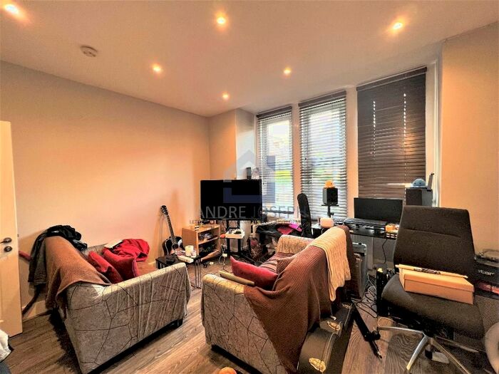 1 Bedroom Flat To Rent In Valley Road, Streatham, SW16