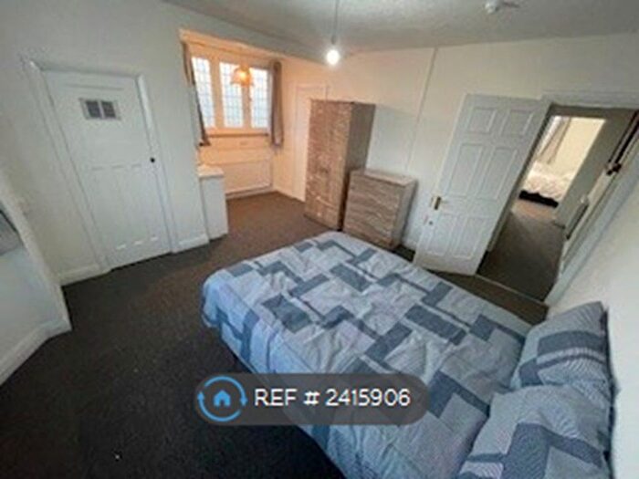 4 Bedroom Semi-Detached House To Rent In Melbourne Way, Enfield, EN1