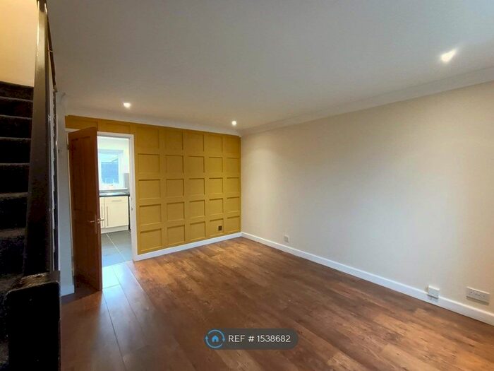 2 Bedroom End Of Terrace House To Rent In Glenwood Drive, Middleton, Manchester, M24