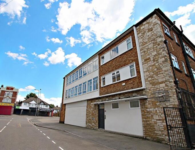 2 Bedroom Flat To Rent In Regarth Avenue, Romford, RM1