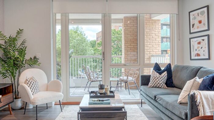2 Bedroom Flat For Sale In Gidleigh Gardens, London, W3