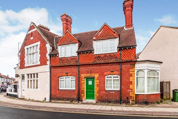Flat To Rent In Fawcett Road, Southsea, Hampshire, PO4