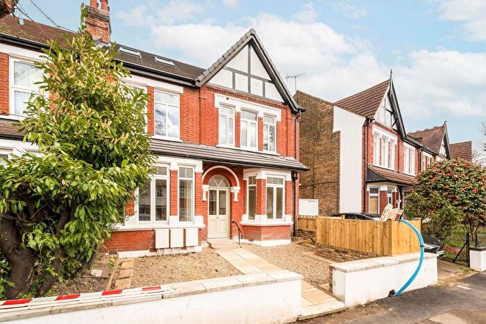2 Bedroom Flat For Sale In Avenue Gardens, Acton, W3