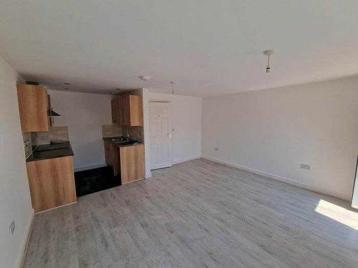2 Bedroom Flat To Rent In Walsingham Close, Bedford, MK42