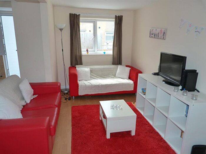 3 Bedroom Apartment To Rent In Albany Road, Roath, CF24
