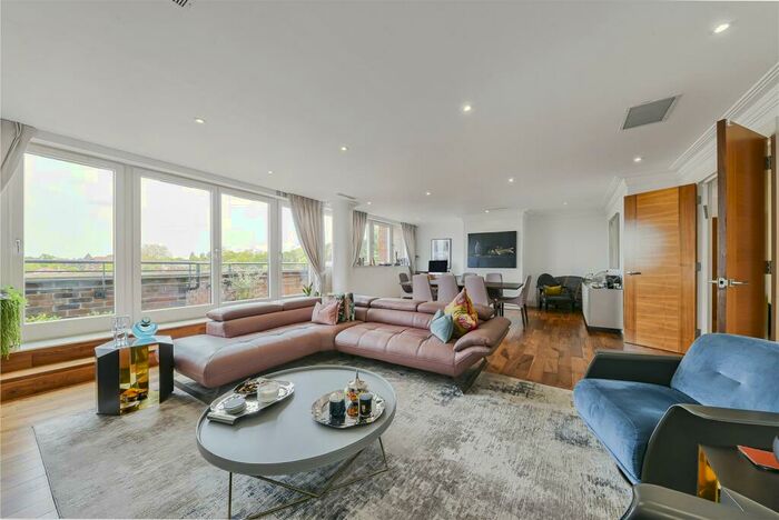 3 Bedroom Penthouse To Rent In West Heath Place, Golders Green, NW11