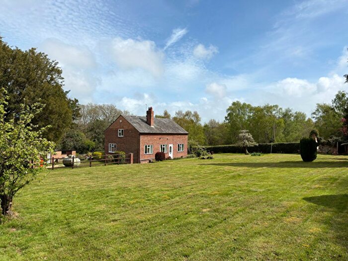 2 Bedroom Detached Bungalow For Sale In Gatewood Hill, Blackfield, SO45