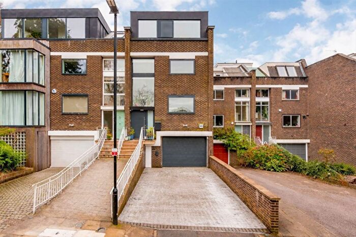 5 Bedroom Property For Sale In Holt Close, London, N10