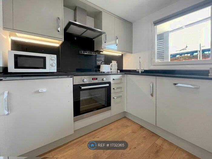 2 Bedroom Flat To Rent In North Crescent Apartments, Leeds, LS2